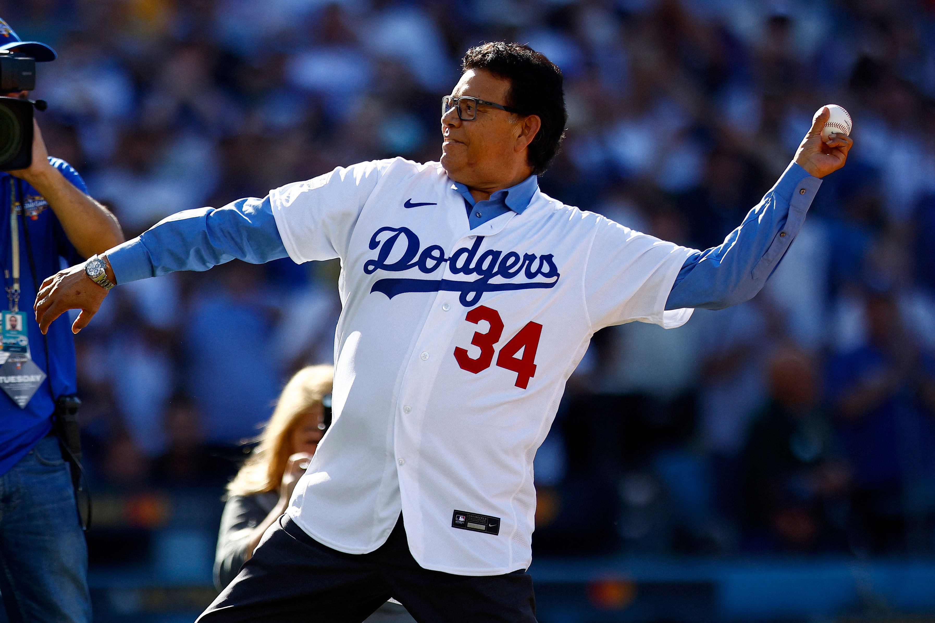 Fernando Valenzuela en el 92 Juego de las Estrellas de la MLB, haciendo el saque de honor en el Dodger Stadium en 2022.