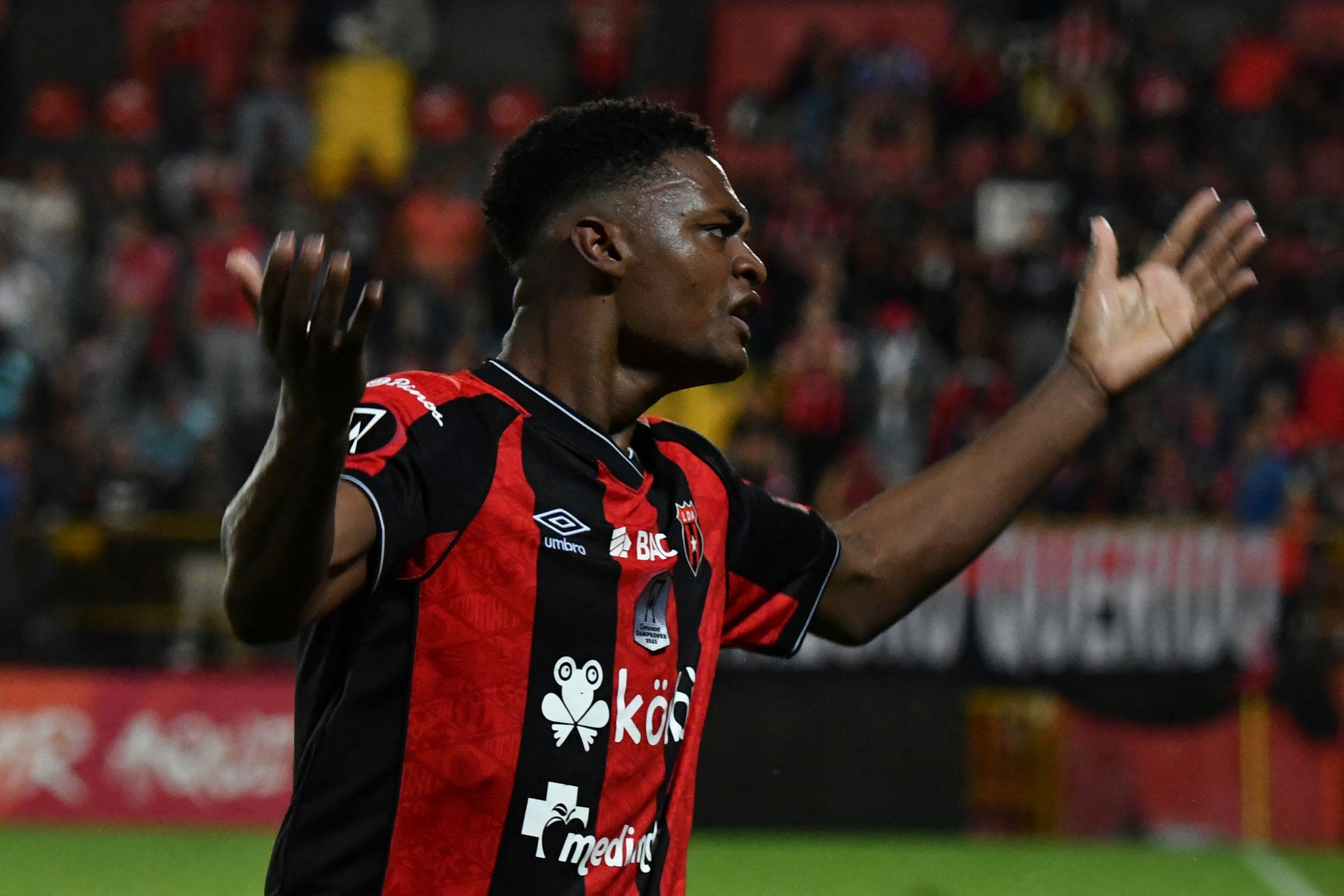 Rashir Parkins celebra un gol de Alajuelense de Costa Rica.