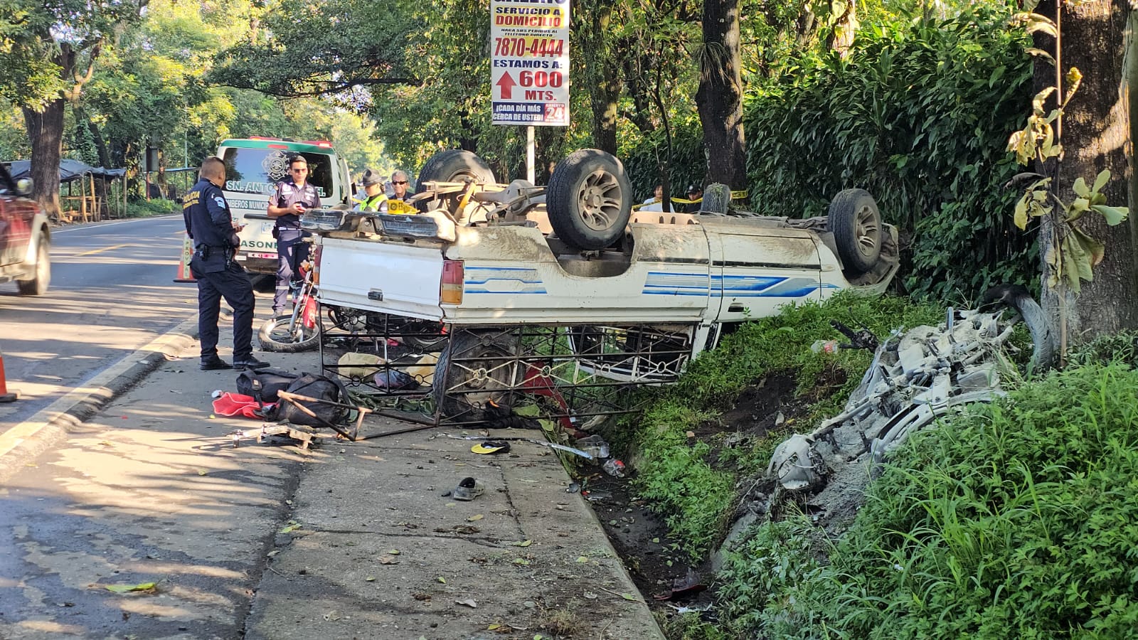 Un accidente entre dos motocicletas y un vehículo dejó a una persona fallecida y seis heridos. (Foto Prensa Libre: Marvin Túnchez)