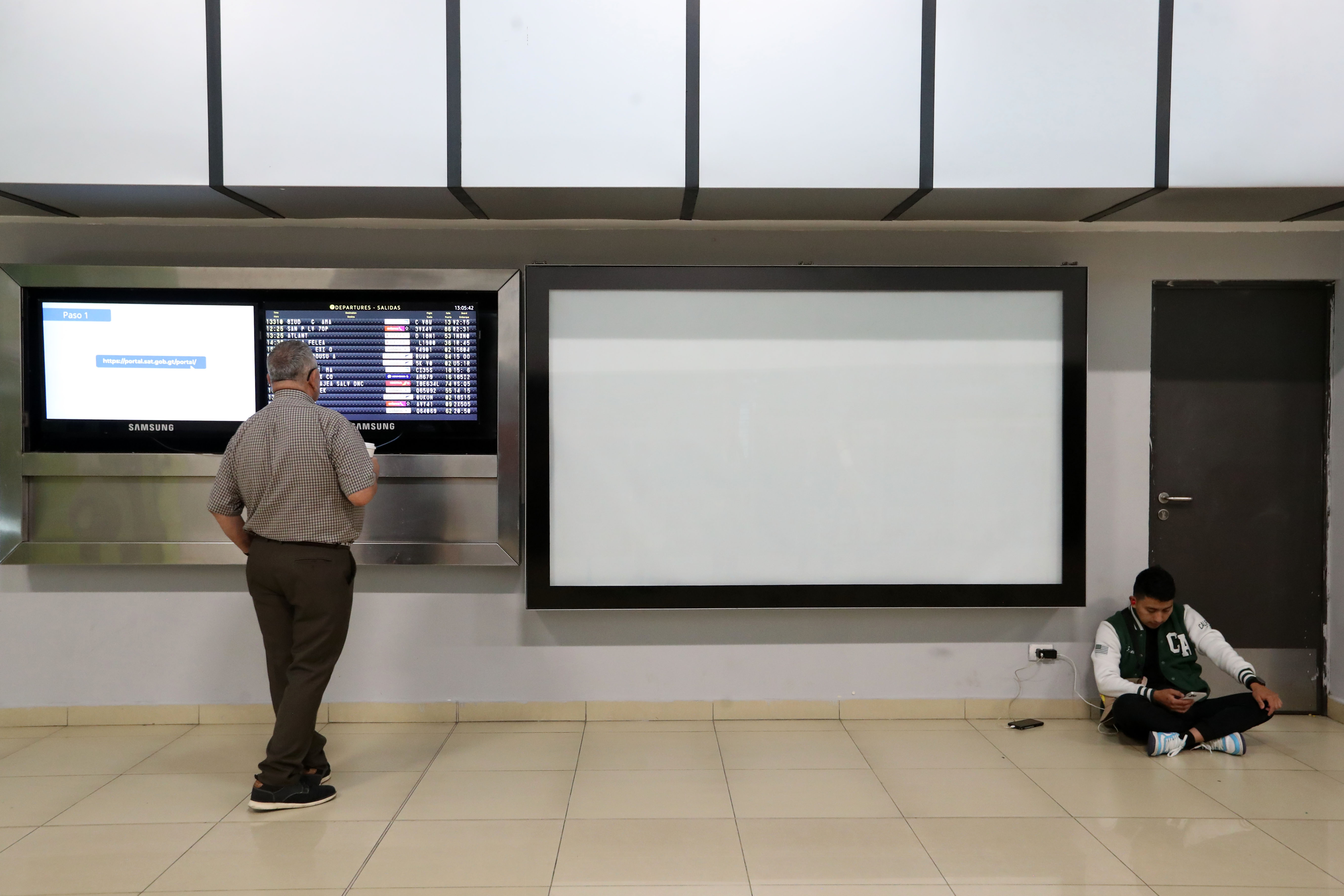 Recorrido en las instalaciones del Aeropuerto Internacional La Aurora para la recuperación de espacios publicitarios que la empresa Media Airport System tras el levantamiento de medidas precautorias que permitieron a la empresa seguir utilizando los espacios, aunque estos ya habían vencido en 2016. 

Fotografia Prensa Libre: Maria Renee Barrientos Gaytan. 01-10-2024.