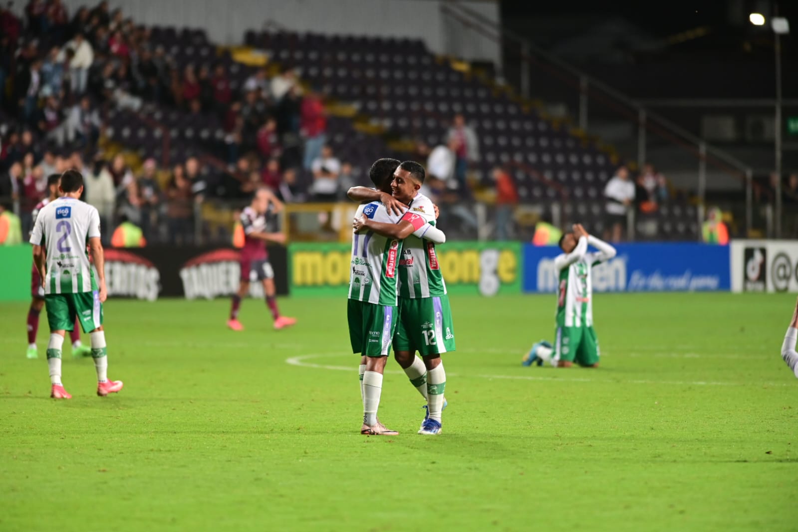 Jugadores de Antigua se dan un abrazo.