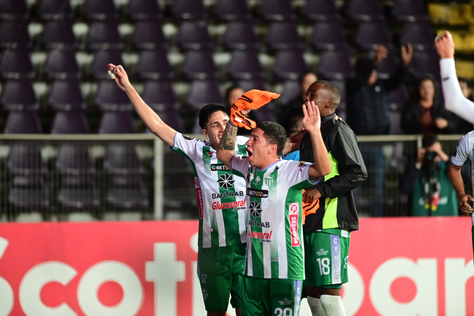 Jugadores de Antigua alegres por ganar a Saprissa.