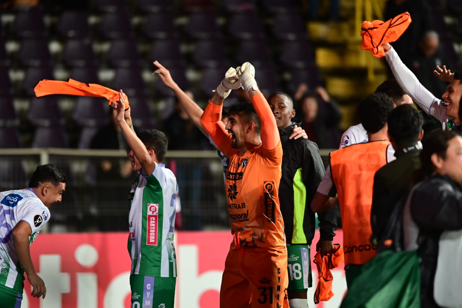 Jugadores de Antigua celebran triunfo.