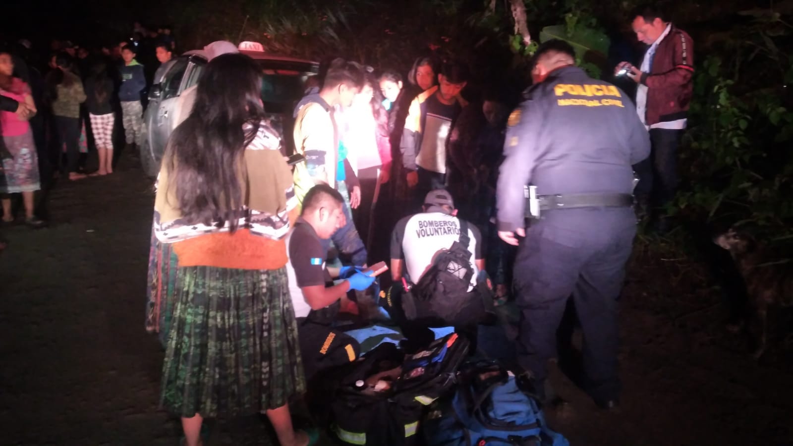 Tres personas fueron atacados a balazos en San Pedro Carchá, entre ellas dos menores de edad. (Foto Prensa Libre: Bomberos Voluntarios)