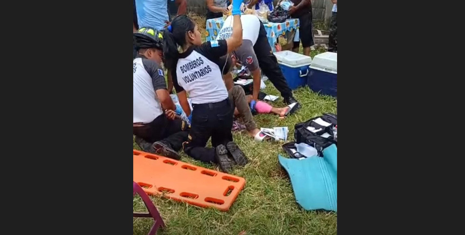 Socorristas del Cuerpo de Bomberos Voluntarios atienden a una persona herida en campo de futbol. (Foto: Cortesía)