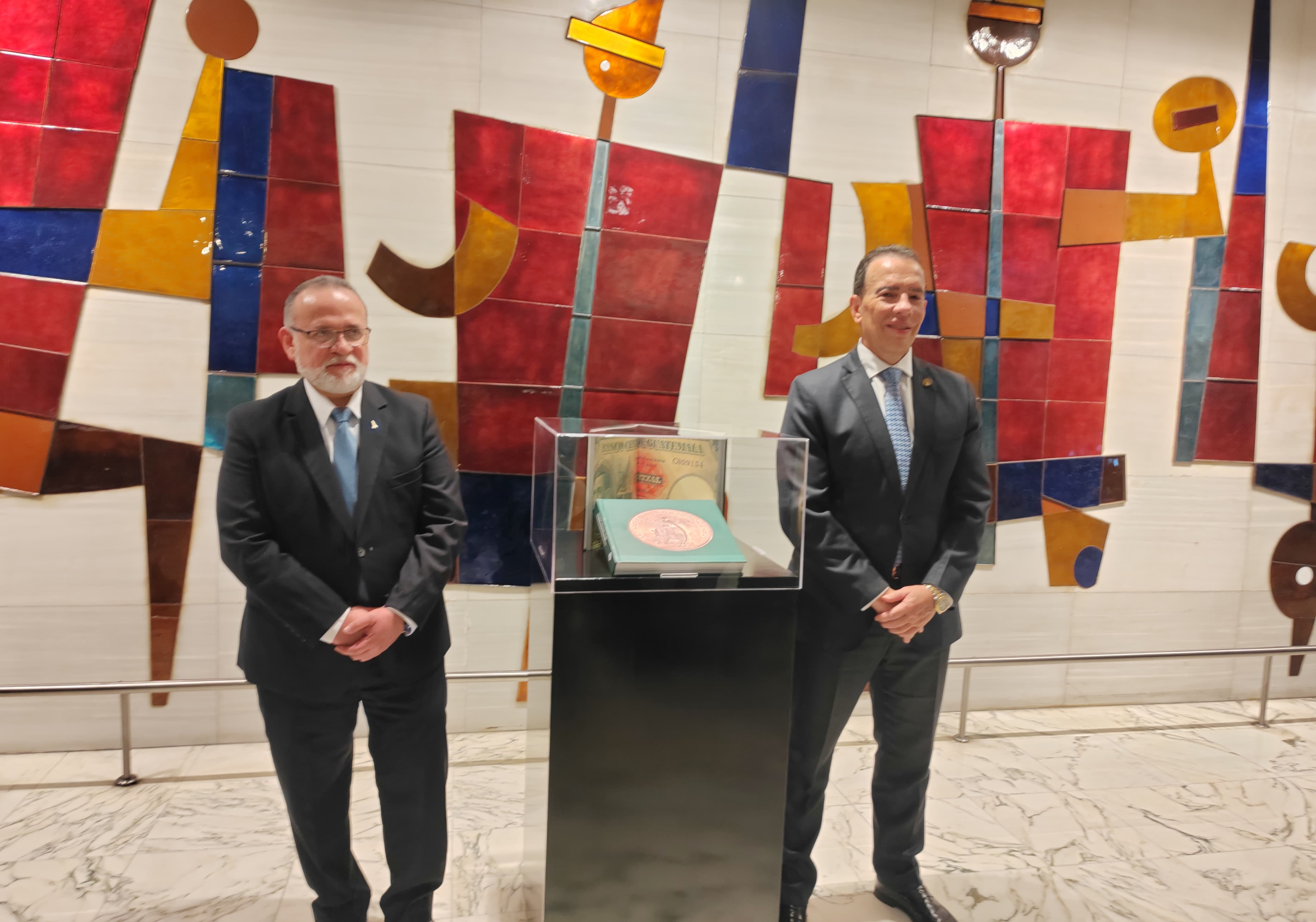 Autoridades del Banguat presentan libro que rememora la moneda del quetzal y su trayectoria