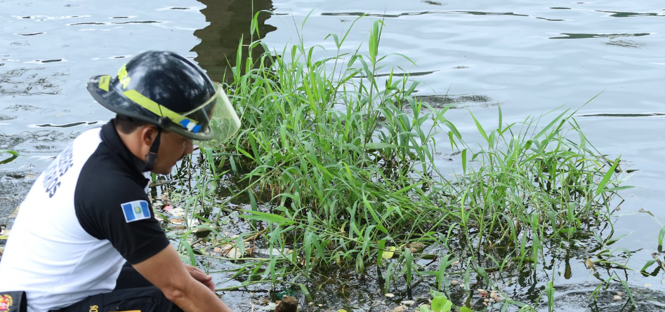 Bomberos localizan una pierna humana entre el río Villalobos y el lago de Amatitlán