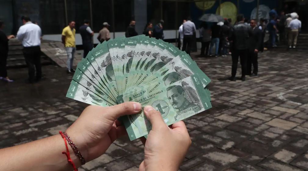 Aparte de los billetes conmemorativos que ya circulan en diferentes actividades económicas, los guatemaltecos pueden tener acceso a ellos en entidades bancarias y las ventanillas del Banguat. (Foto, Prensa Libre: Esbin García).