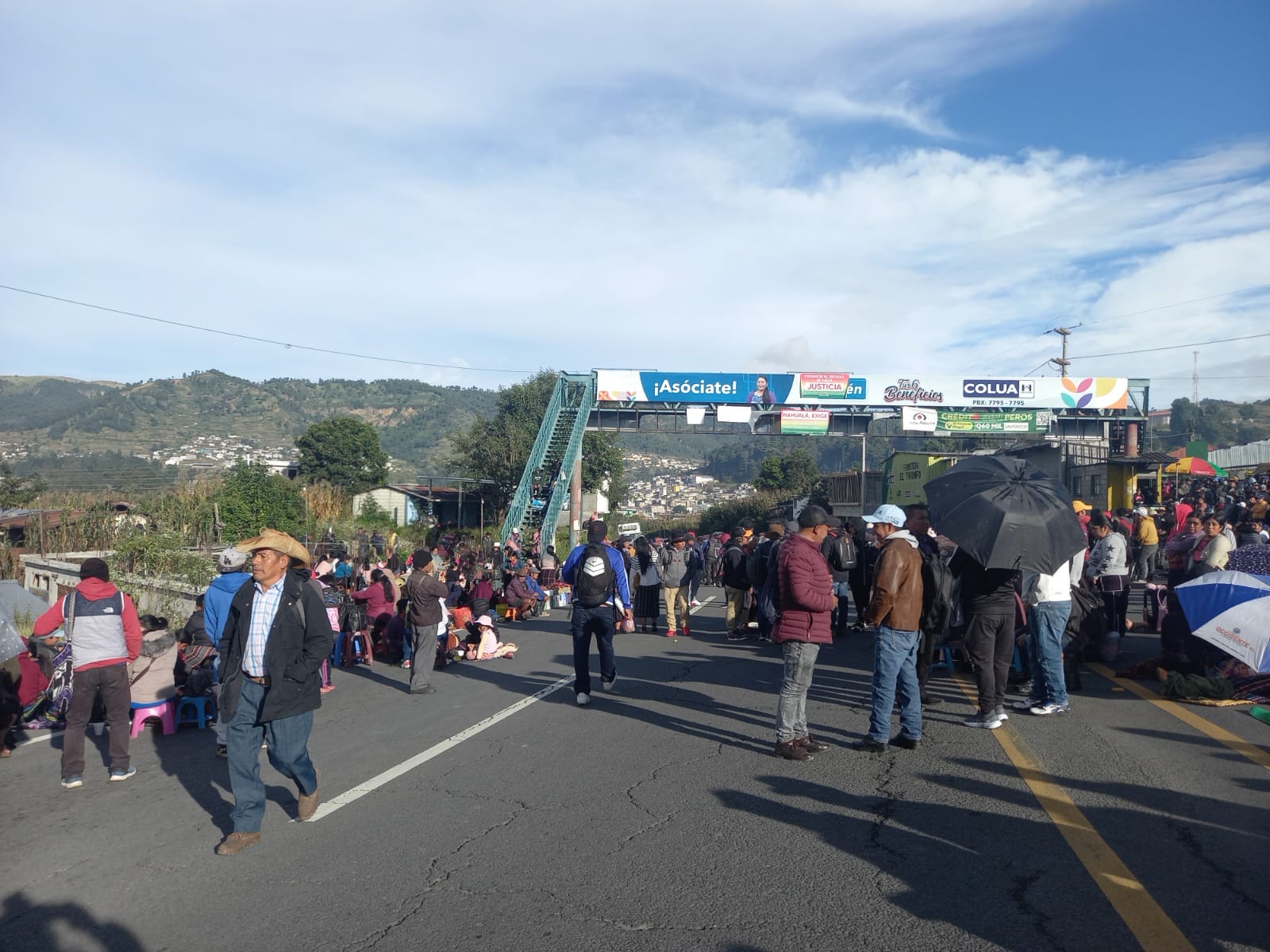 Pobladores de Nahualá, Sololá, bloquean el paso de vehículos en el km 157 de la ruta Interamericana. (Foto Prensa Libre: L. Sapalú)