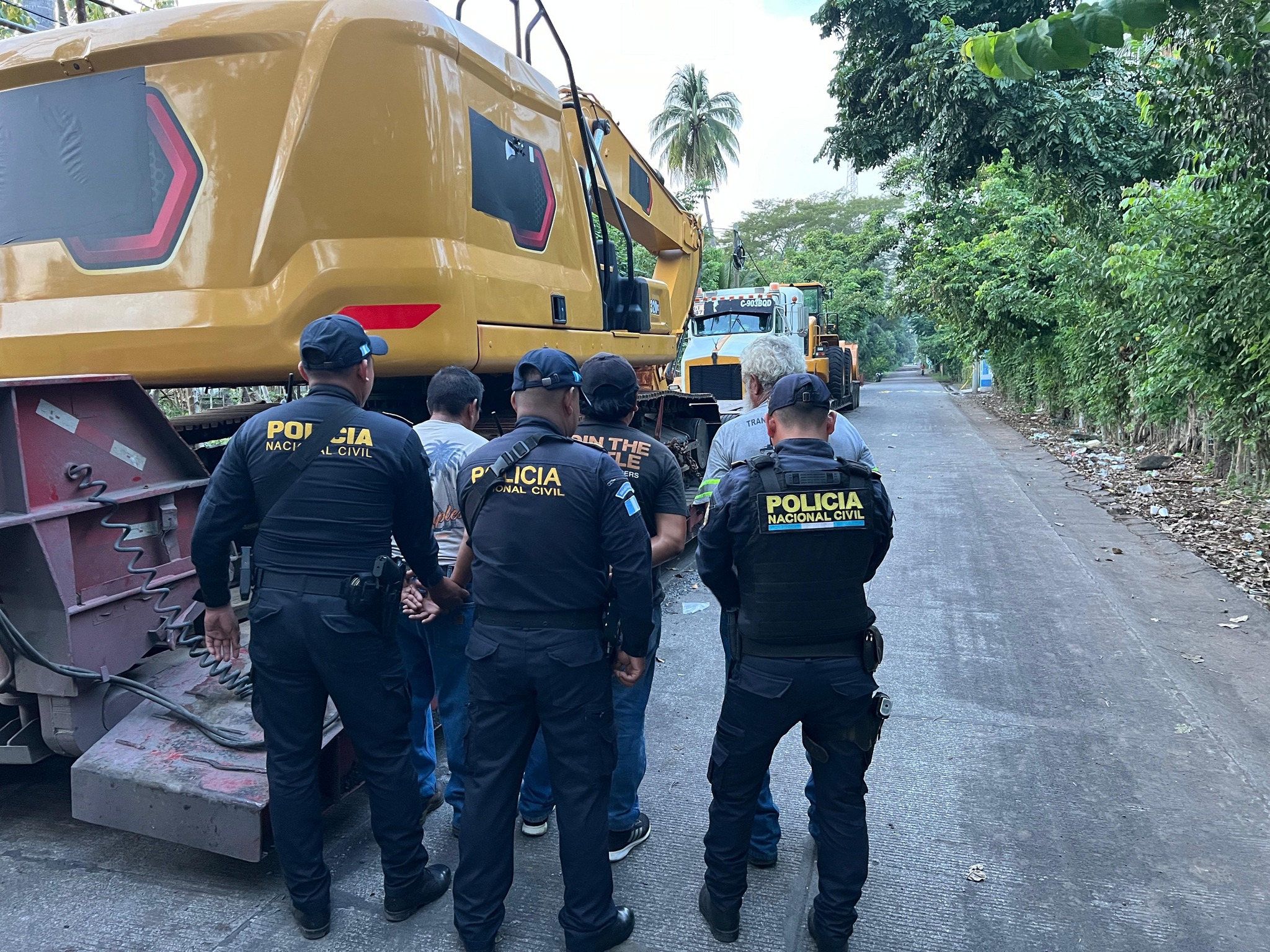 Tres hombres son capturados por presuntamente robar maquinaria pesada. (Foto Prensa Libre: Policía Nacional Civil)