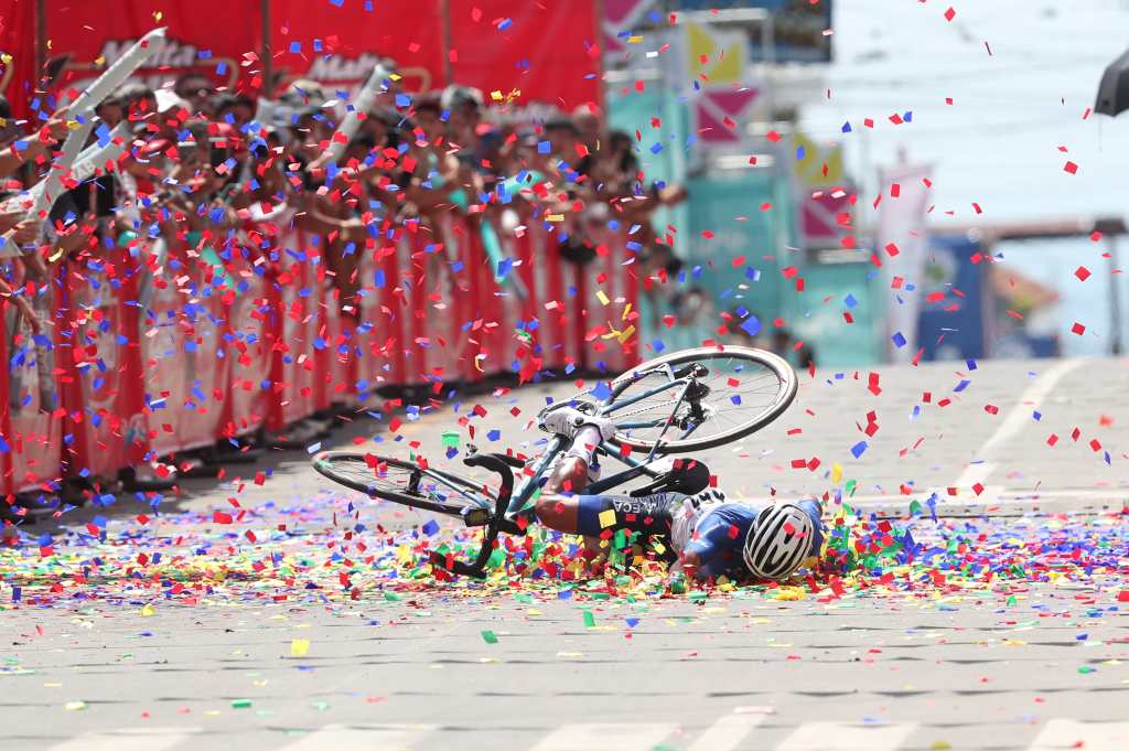 La caída en la meta se cobró a varios ciclistas. 