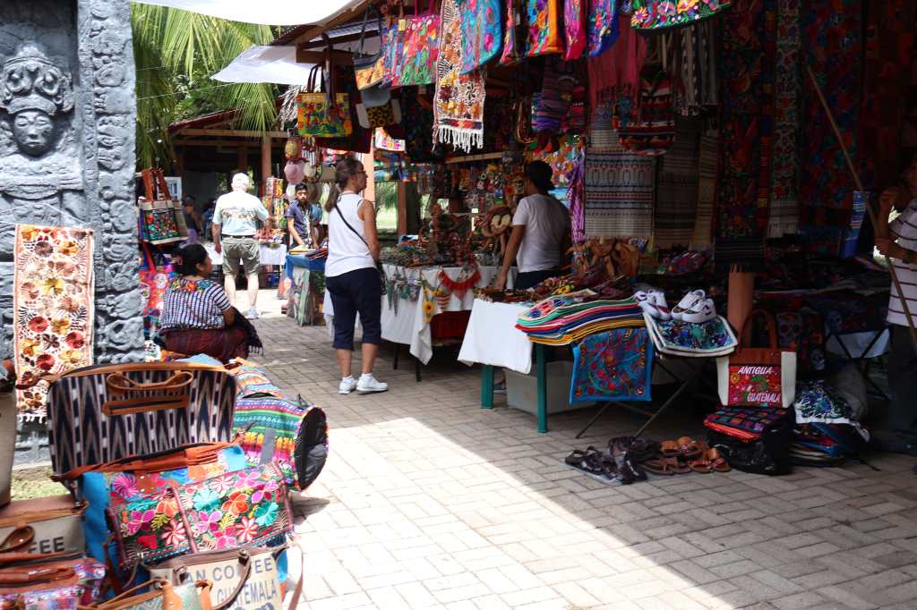 turistas de cruceros adquieren artesanías