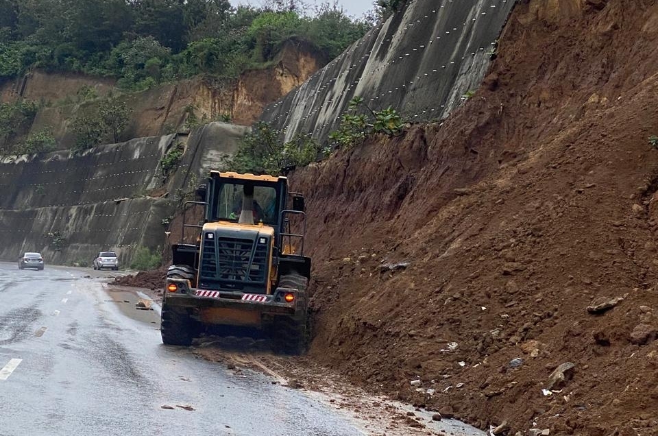 Derrumbes y socavones afectan movilidad hacia Chimaltenango