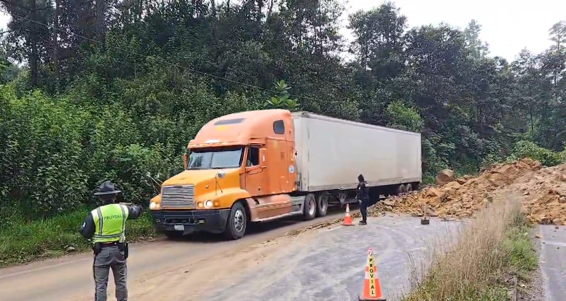 El paso de vehículos en la ruta Interamericana es afectado por derrumbes y un hundimiento. (Foto Prensa Libre: Provial)