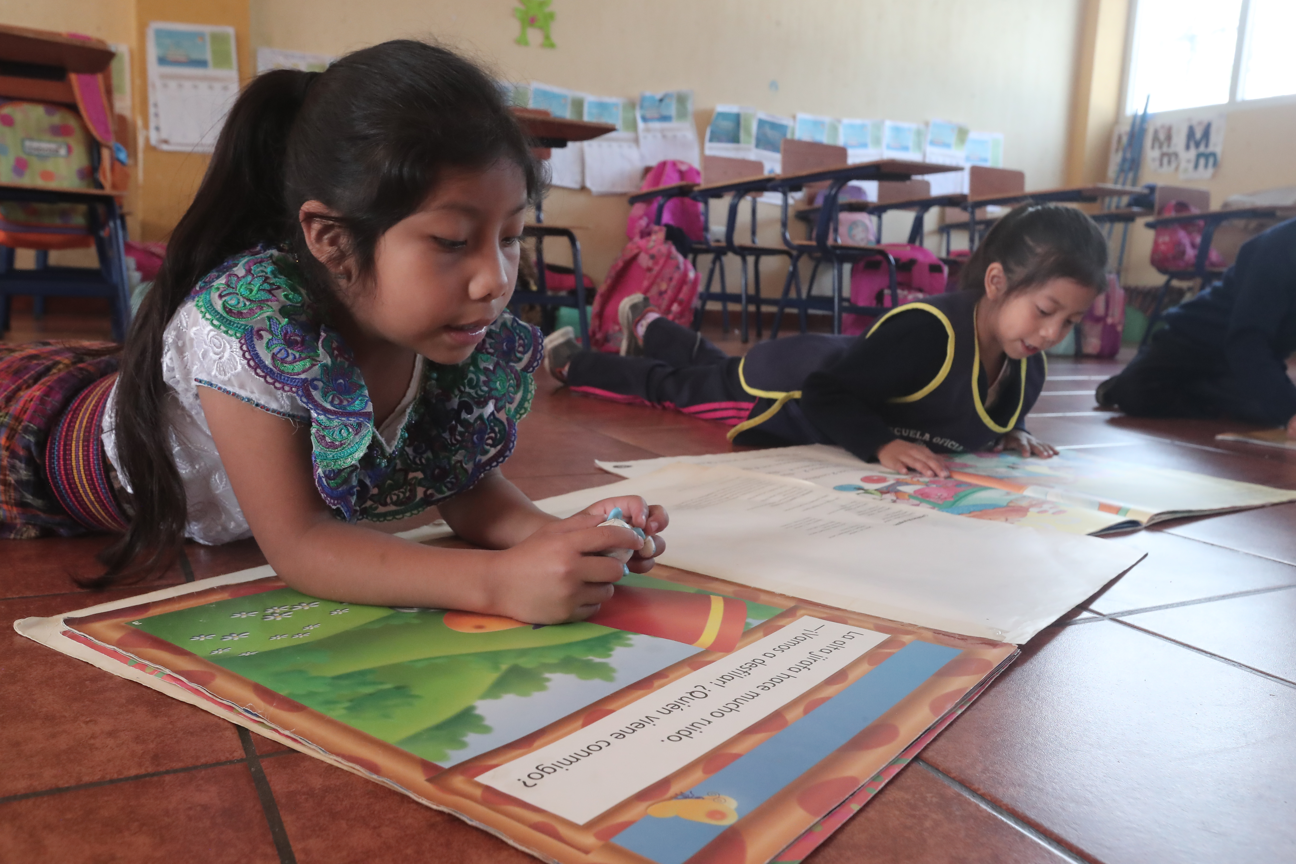 SANTO DOMINGO XENACOJ. Se visit el municipio de Santo Domingo Xenacoj del departamento de Sacatepquez, cuenta con una poblacin aproximada de 15 mil habitantes. Este municipio tiene ya 6 aos de ser catalogado como "amigo de la lectura", se realizaron una serie de fotografas en la Escuela de Santo Domingo, para traficar el tema. En la imagen, estudiantes de prvulos leen y realizan actividades que fomentan el gusto por la lectura.

Juan Diego Gonzlez.  161024