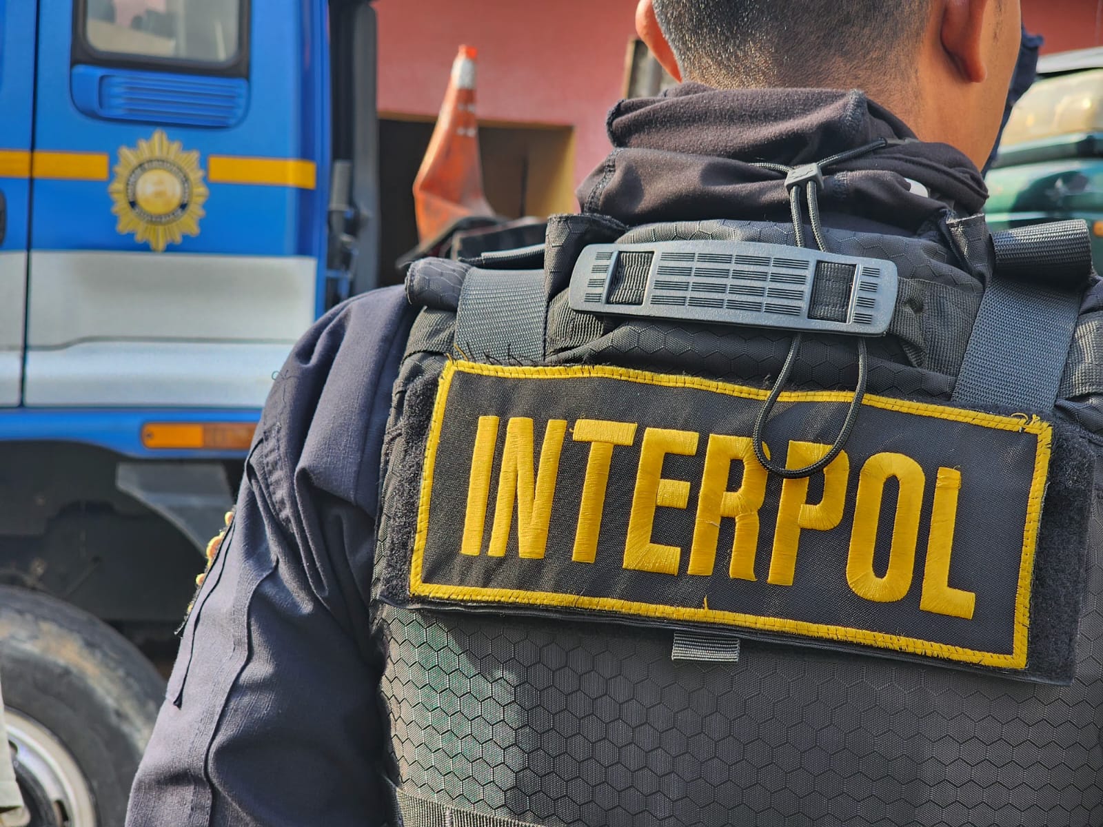 Agentes de la Interpol efectuaron un operativo para capturar a un hombre que es requerido en extradición por la justicia de El Salvador. (Foto Prensa Libre: PNC) 