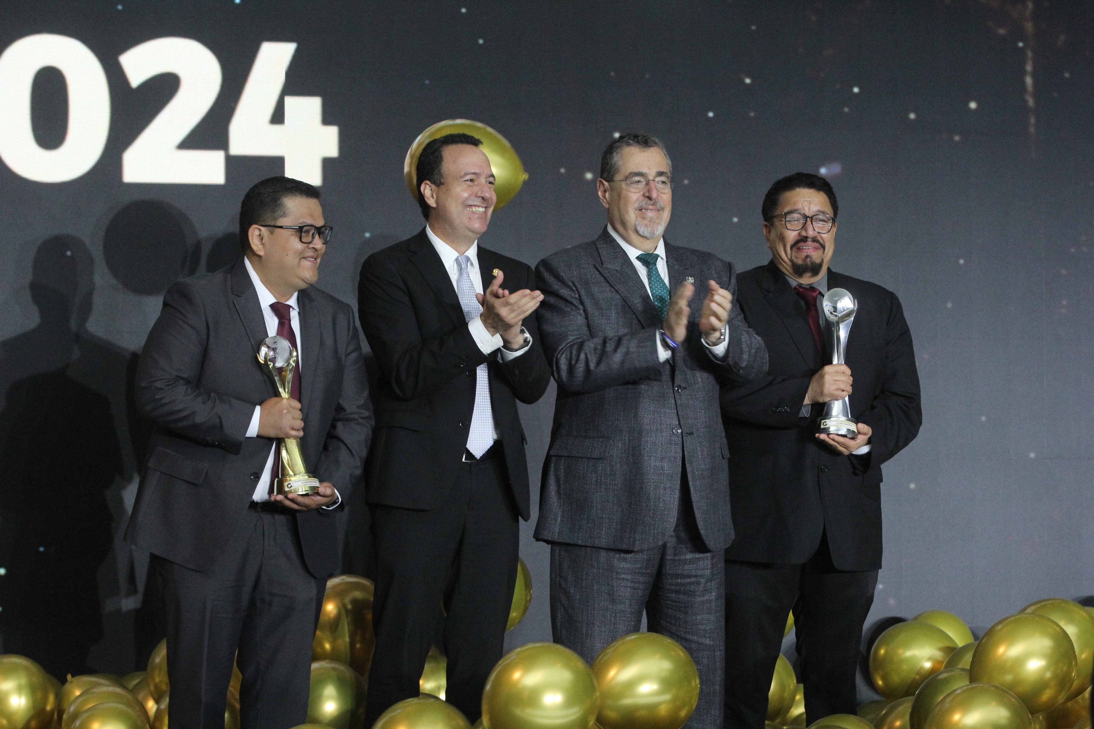 Concentrix es la compañía ganadora del Galardón al Exportador del Año 2024. Sus ejecutivos reciben el premio de manos del presidente de la República, Bernardo Arévalo y del presidente de Agexport Gabriel Biguria. (Foto, Prensa Libre: Emilio Chang).