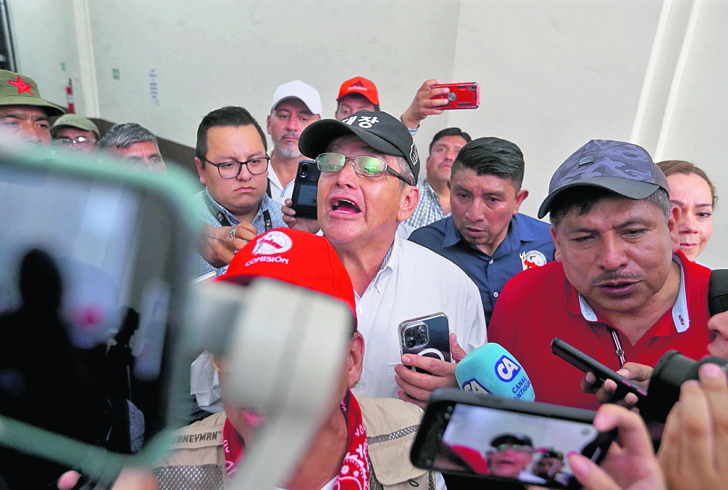 Joviel Acevedo, secretario general del sindicato de maestros, llegan al congreso de la República donde les exige a los diputados que que dejen vigente el seguro medico de los alumnos de las escuelas de todo el país 


Foto Prensa libre.Erick Avila:  02/05/2024