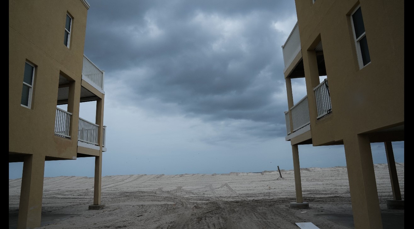 Complejos de apartamentos vacíos tras el paso del huracán Helene, en St. Petersburg, Florida. (Foto Prensa Libre: AFP)