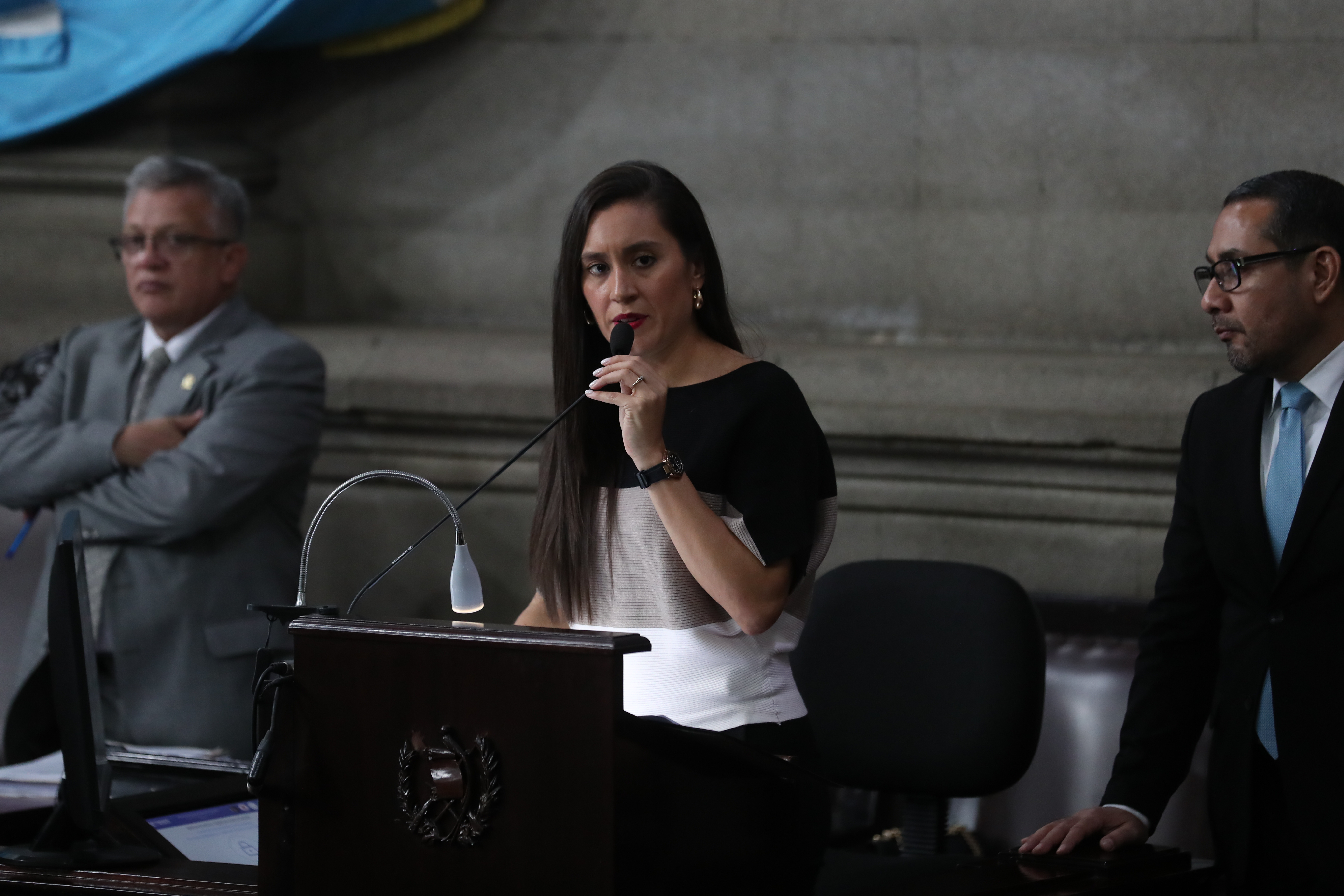 La diputada Karina Paz en su rol de secretaria de la Junta Directiva del Congreso. Fotografía: Prensa Libre. 
