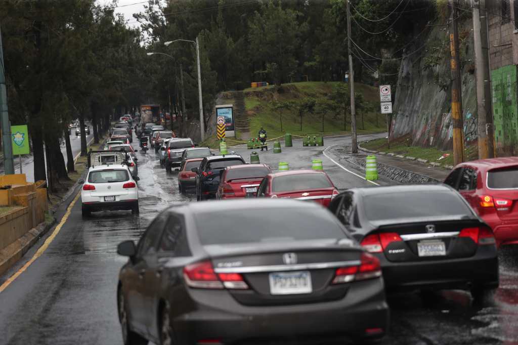 Tránsito vehicular lento en el Periférico por cierre durante los trabajos de remoción del antiguo puente Adolfo Mijangos