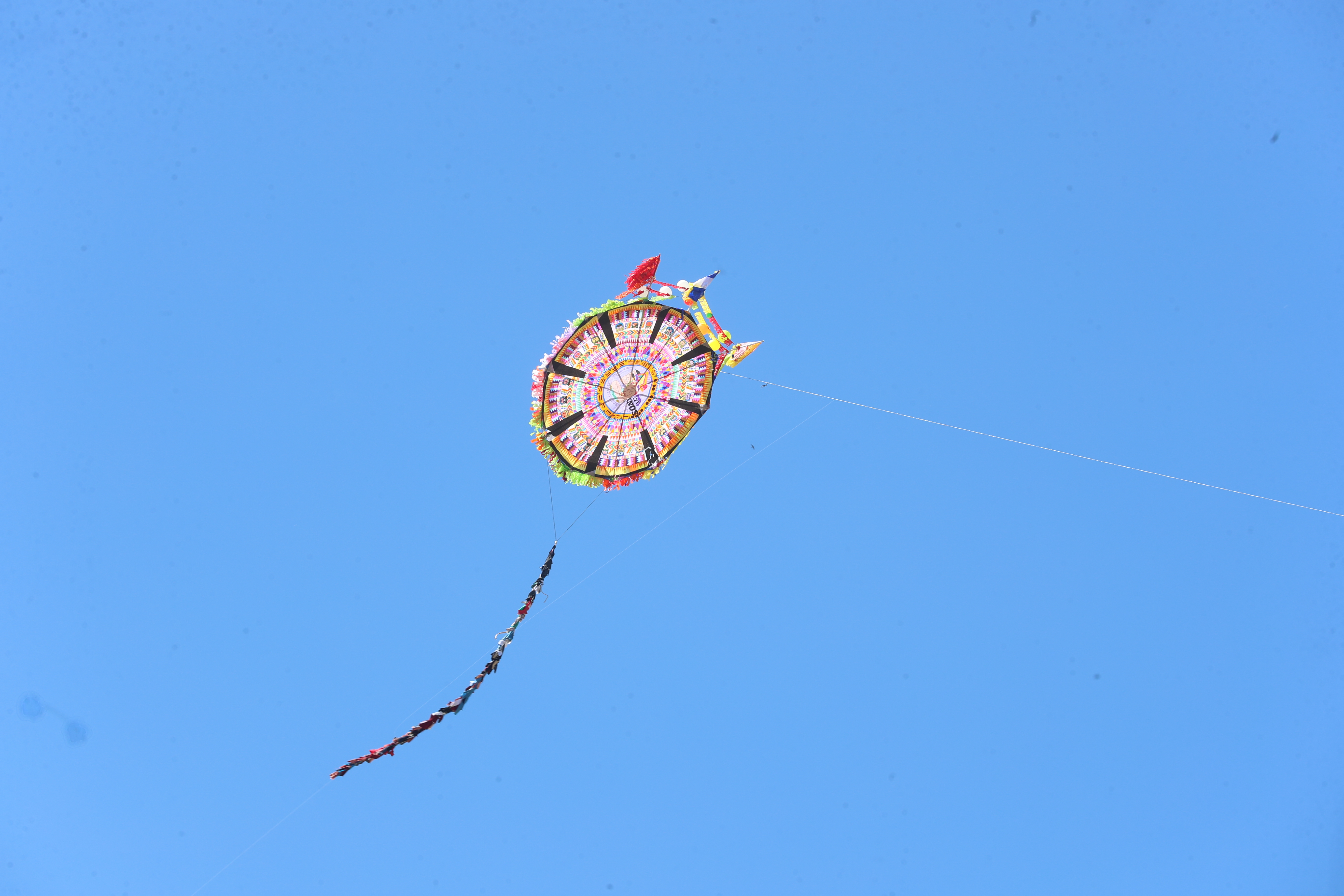 Barrilete volando en el cielo