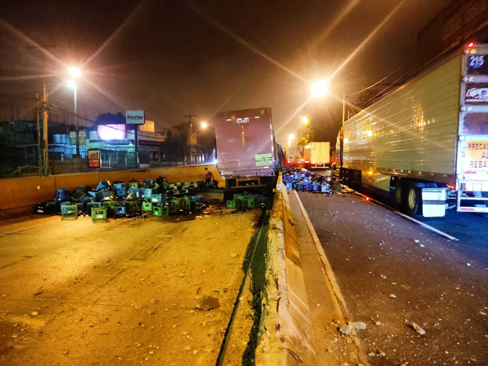 Un tráiler accidentado afecta el paso de vehículos en el viaducto Alberto Fuentes Mohr, zona 6, rumbo al Centro Histórico. (Foto Prensa Libre: Policía Municipal de Tránsito). 