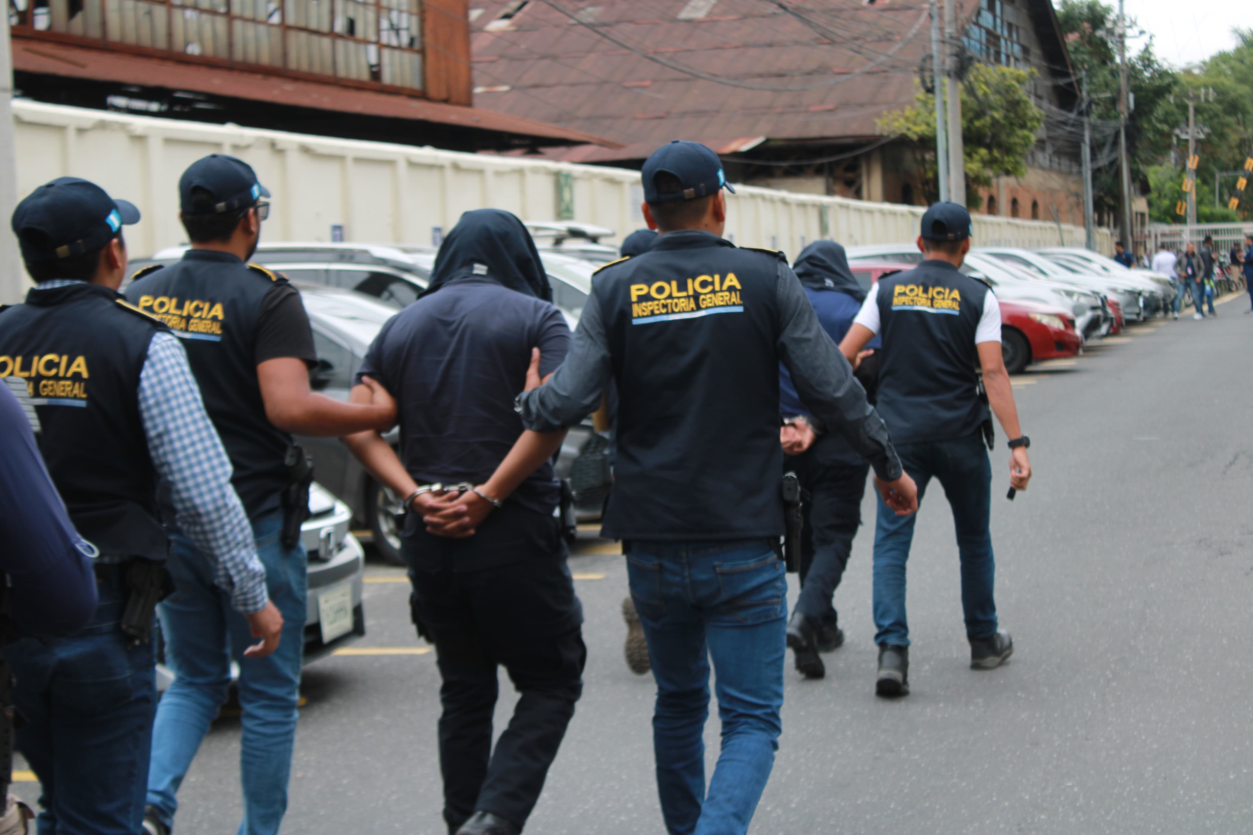 Agentes de PNC son señalados de ser parte de una estructura dedicada al tráfico de personas. (Foto Prensa Libre: C. Ochoa)