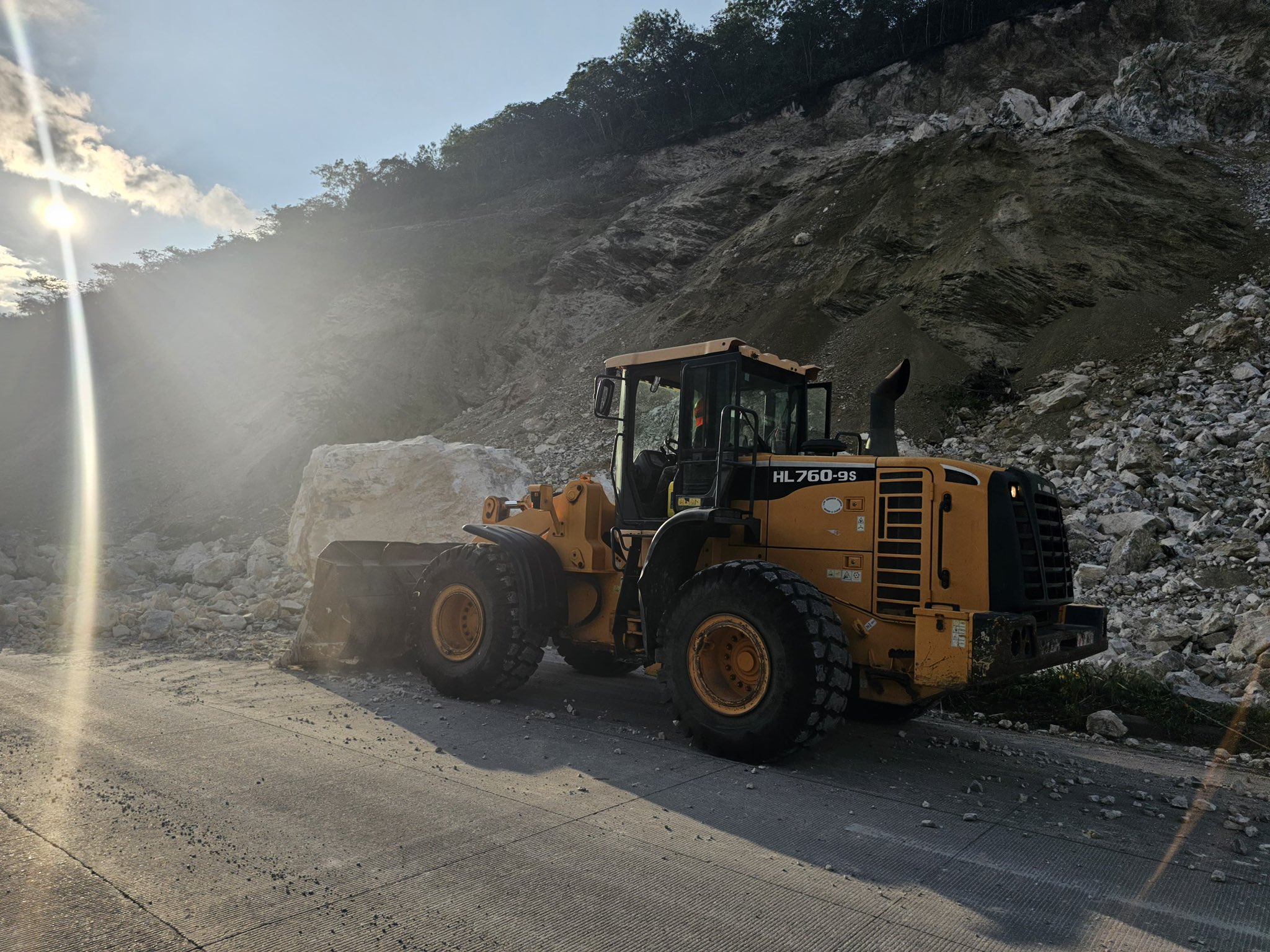 El paso en el km 61 de la ruta al Atlántico es afectado por un derrumbe. (Foto Prensa Libre: Ejército de Guatemala)