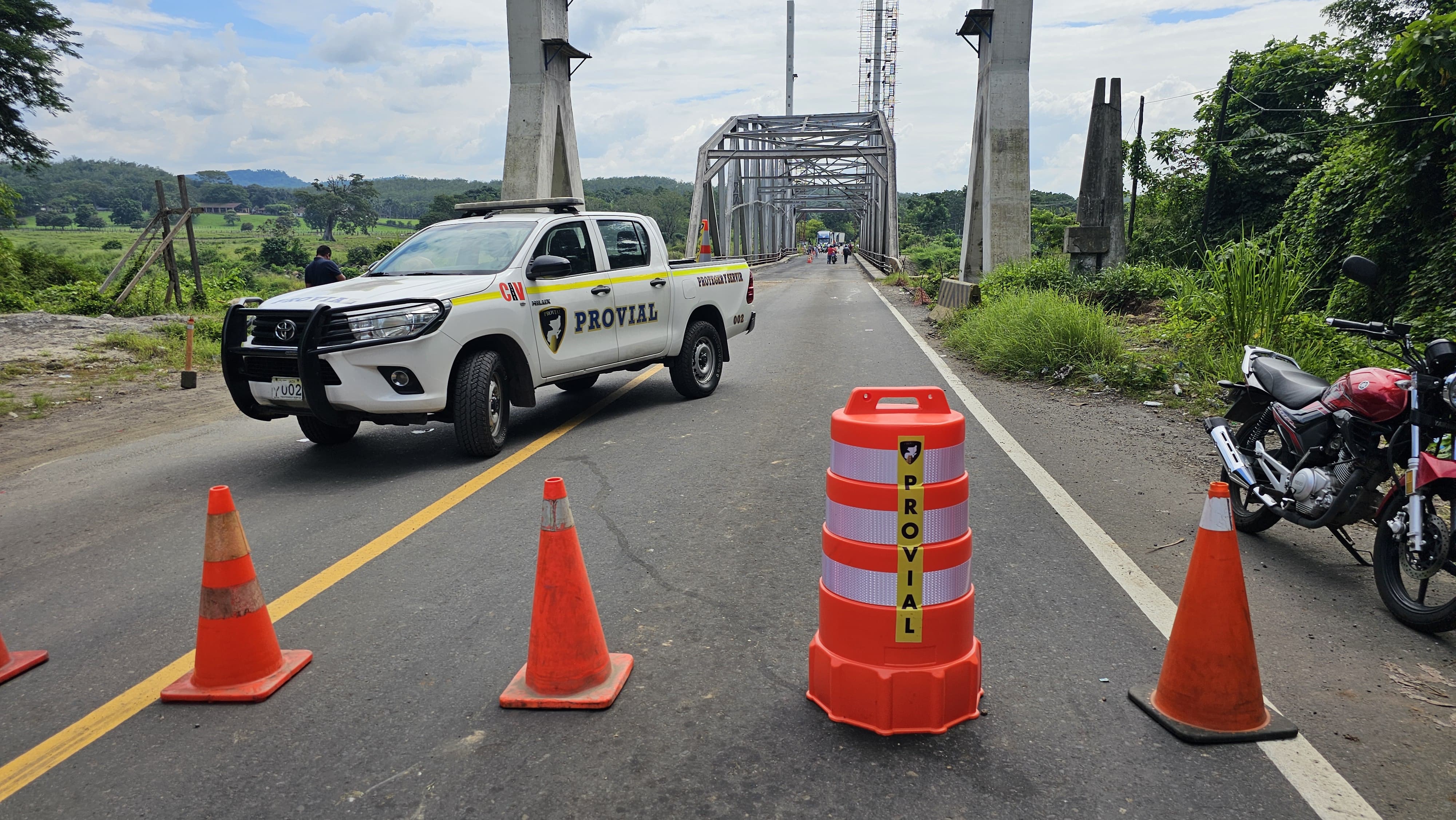 El puente Nahualate, en Chicacao, Suchitepéquez, registra daños, por lo que autoridades analizan las acciones a seguir. (Foto Prensa Libre: Marvin Túnchez)