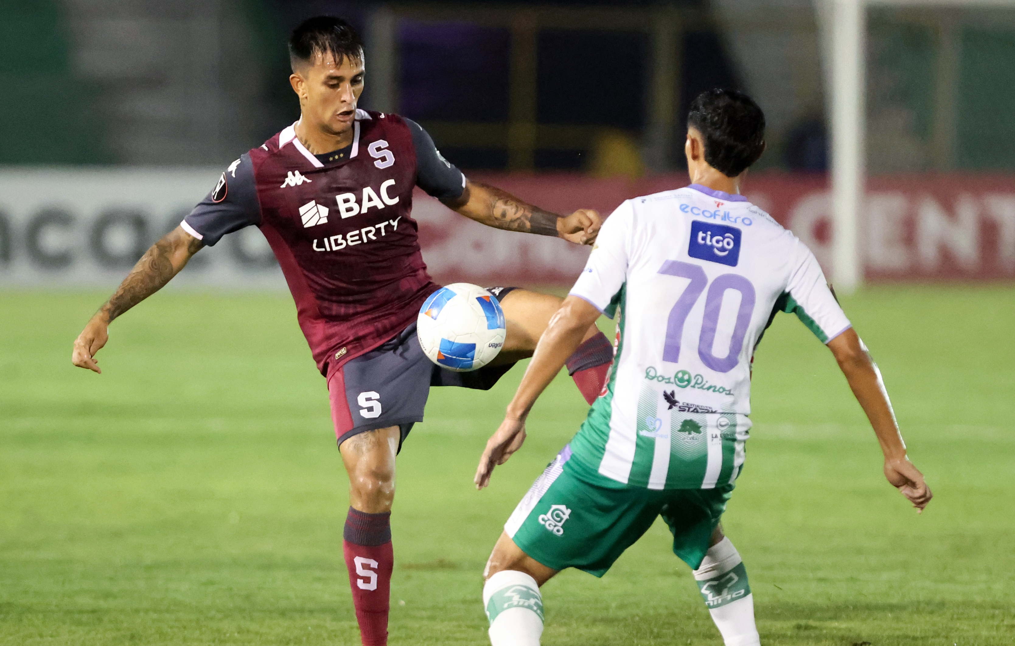 AME2303. ANTIGUA (GUATEMALA), 24/09/2024.- Dennis Ramírez (d) de Antigua GFC disputan un balón con Yoserth Hernández de Saprissa este martes, en un partido de los cuartos de final de la Copa Centroamericana de Concacaf, en el estadio Pensativo en Antigua (Guatemala). EFE/ Fernando Ruiz