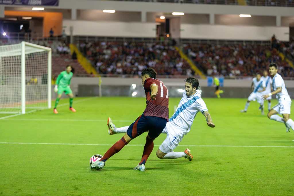 Aarón Herrera en una acción defensiva ante Costa Rica.