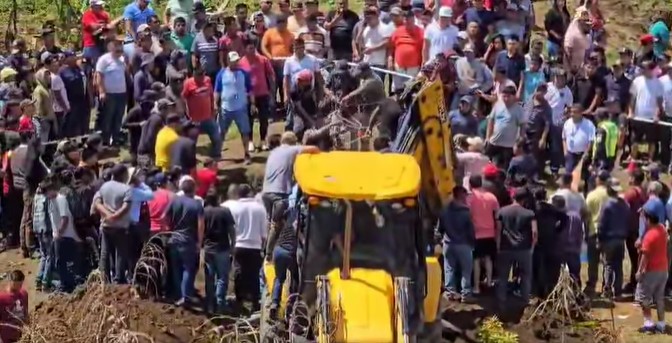 Vecinos de San Pedro Soloma colabora para extraer los cuerpos de cuatro albañiles que murieron en un pozo artesanal en la aldea San Miguelito. (Foto Prensa Libre: Captura de pantalla de video de RADIO TOP FM)