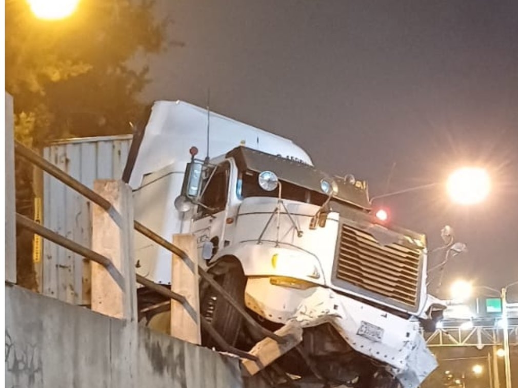 Tráiler impacta en baranda de puente en Periférico