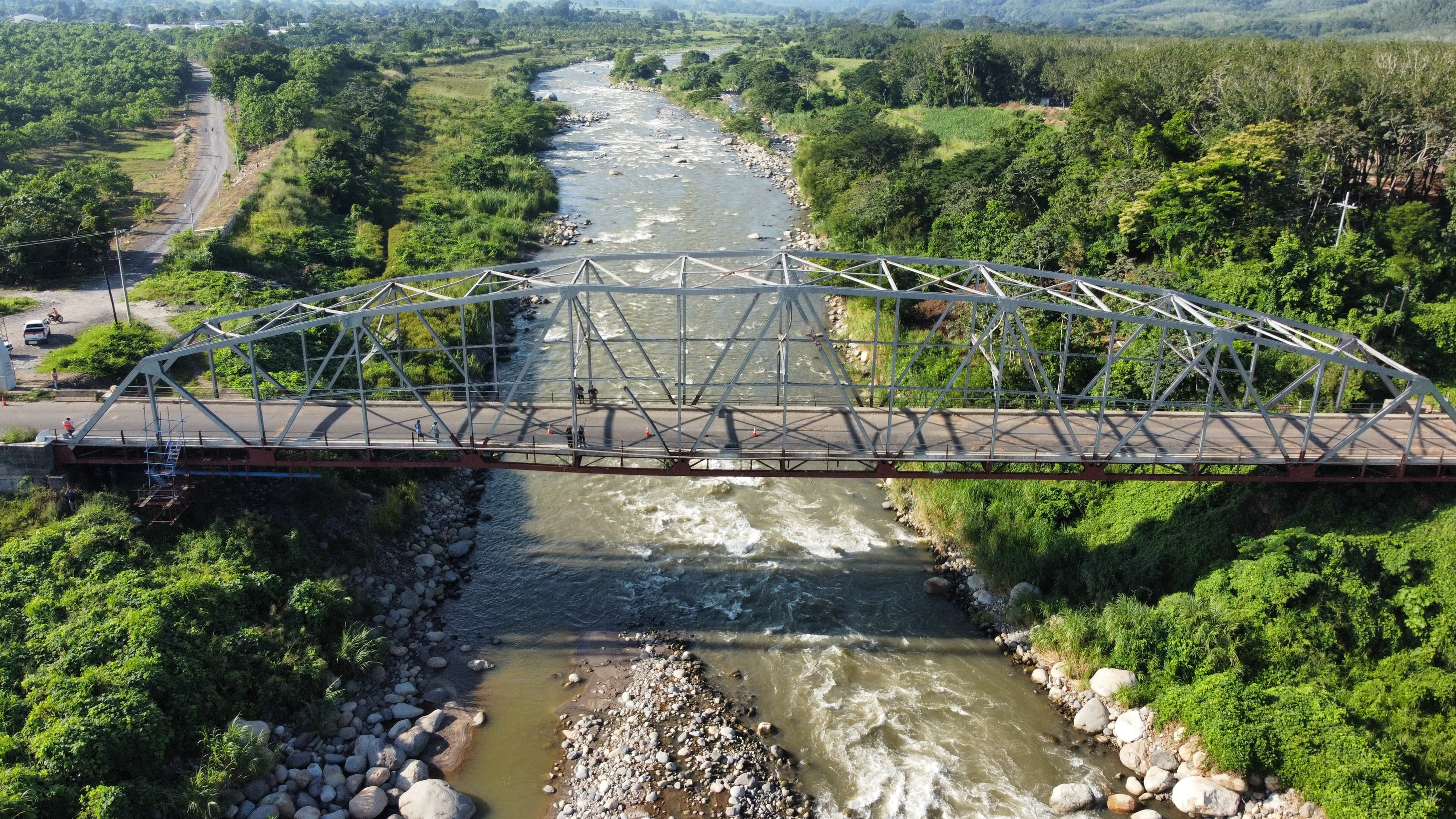 El paso por el puente Nahualate, en Chicacao, SuchitepÃ©quez, estÃ¡ cerrado debido a daÃ±os en la estructura. (Foto Prensa Libre: MarvÃ­n TÃºnchez)