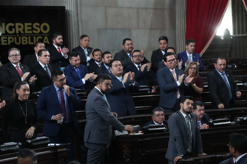 El grupo de Vamos, liderado por Allan Rodríguez, aplaude al finalizar la elección de los 13 magistrados. (Foto Prensa Libre: ÉrickÁvila)