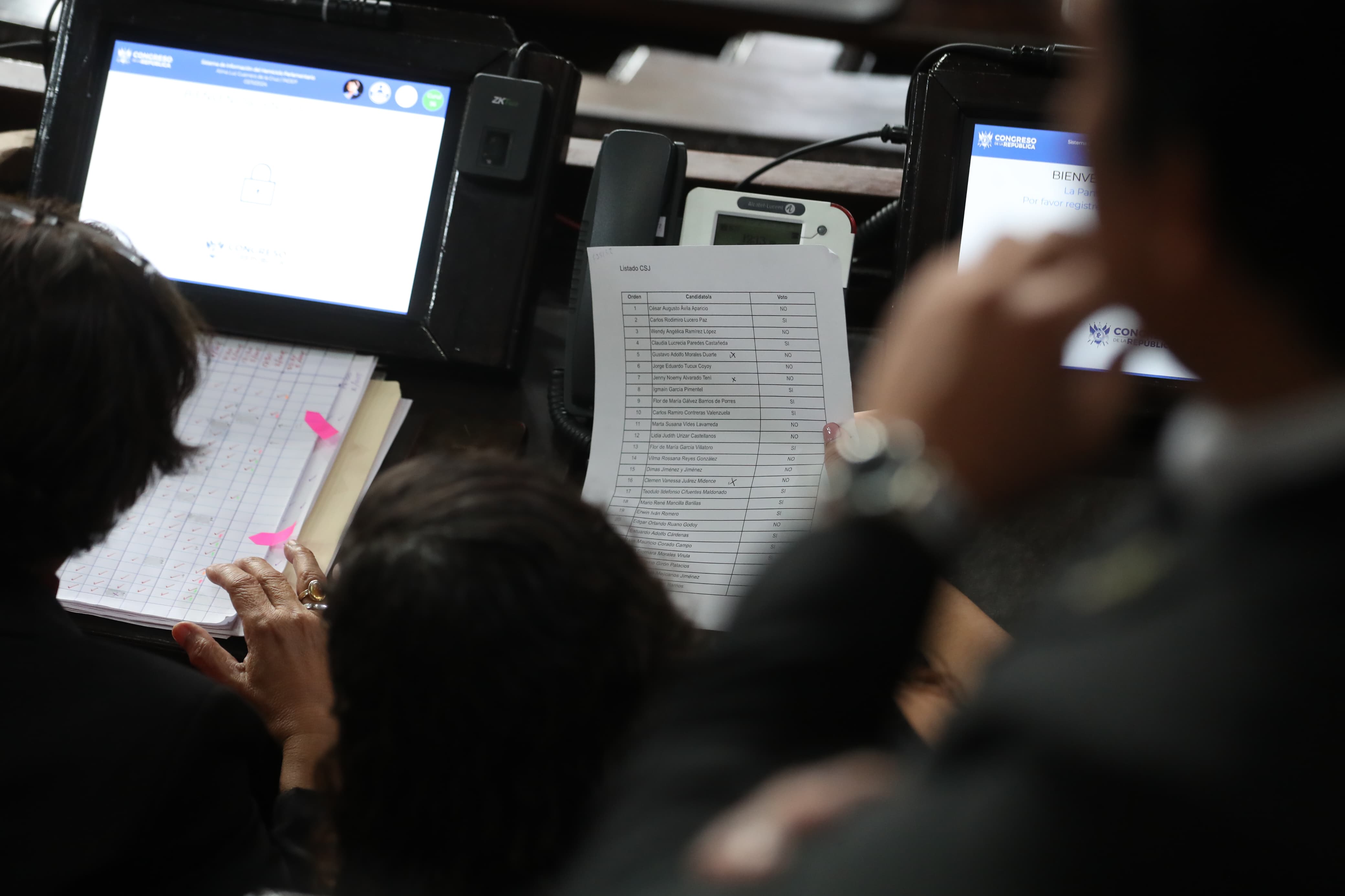 Los diputados tienen una lista donde se indica por quién votar y de esta forma inició la selección de la nueva CSJ. (Foto Prensa Libre: Érick Ávila)