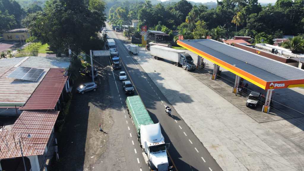 Tráfico lento en la ruta alterna que se habilitó para evitar el paso por el puente Nahualate, en el kilómetro 136 de la CA-2 suroccidente. (Foto Prensa Libre: Marvin Túnchez)