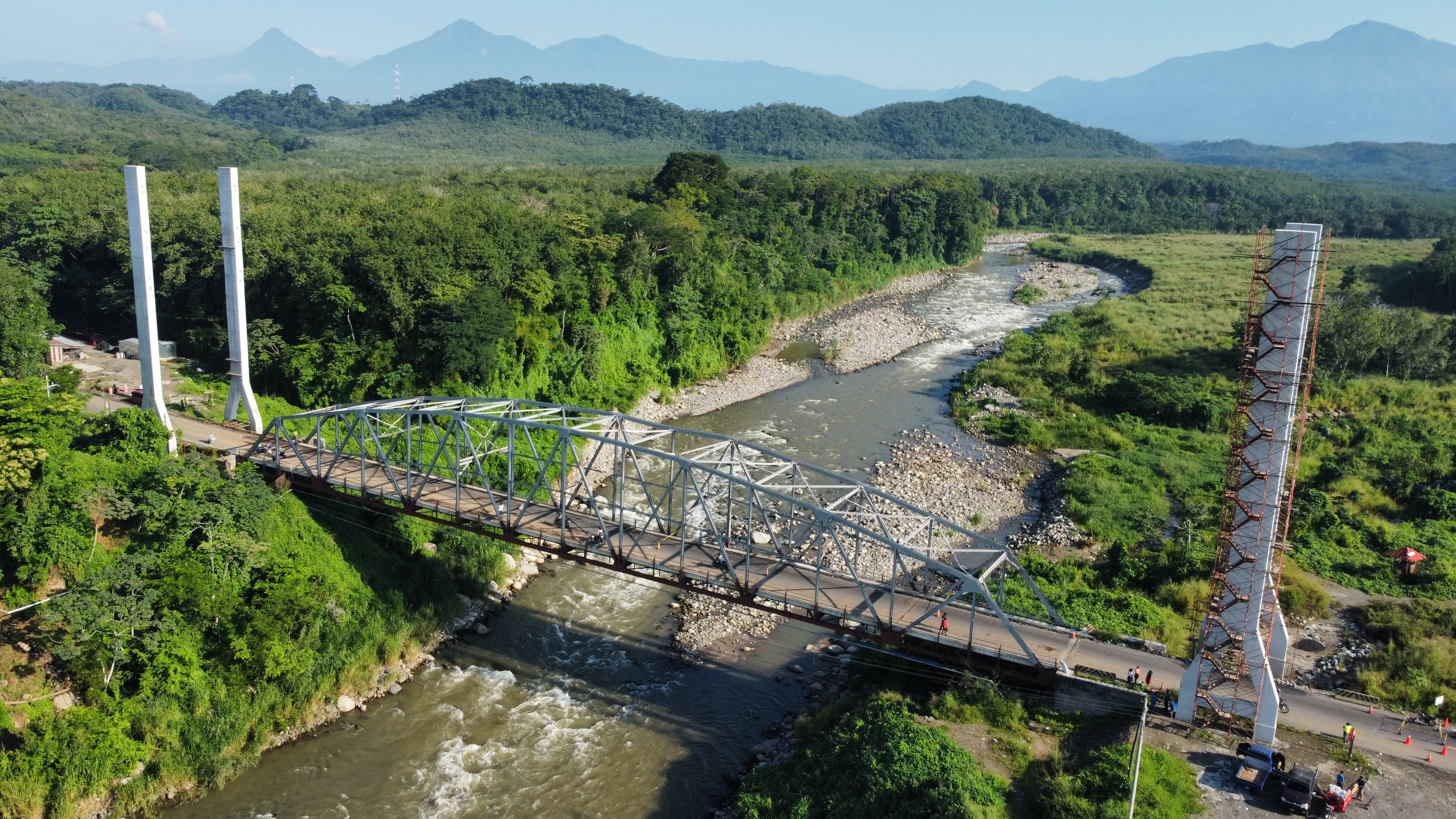 El puente Nahualate se cerró al tránsito por el deterioro que presenta, ante la falta de mantenimiento en su estructura. (Foto Prensa Libre: Marvin Túnchez)