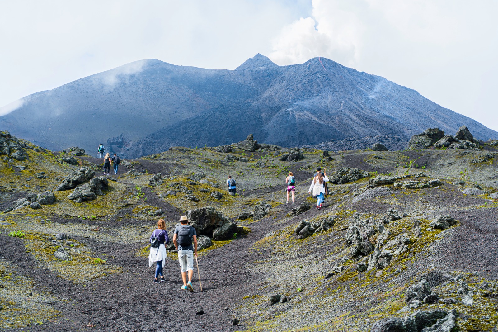 Personas ascendiendo el volcán de Pacaya.