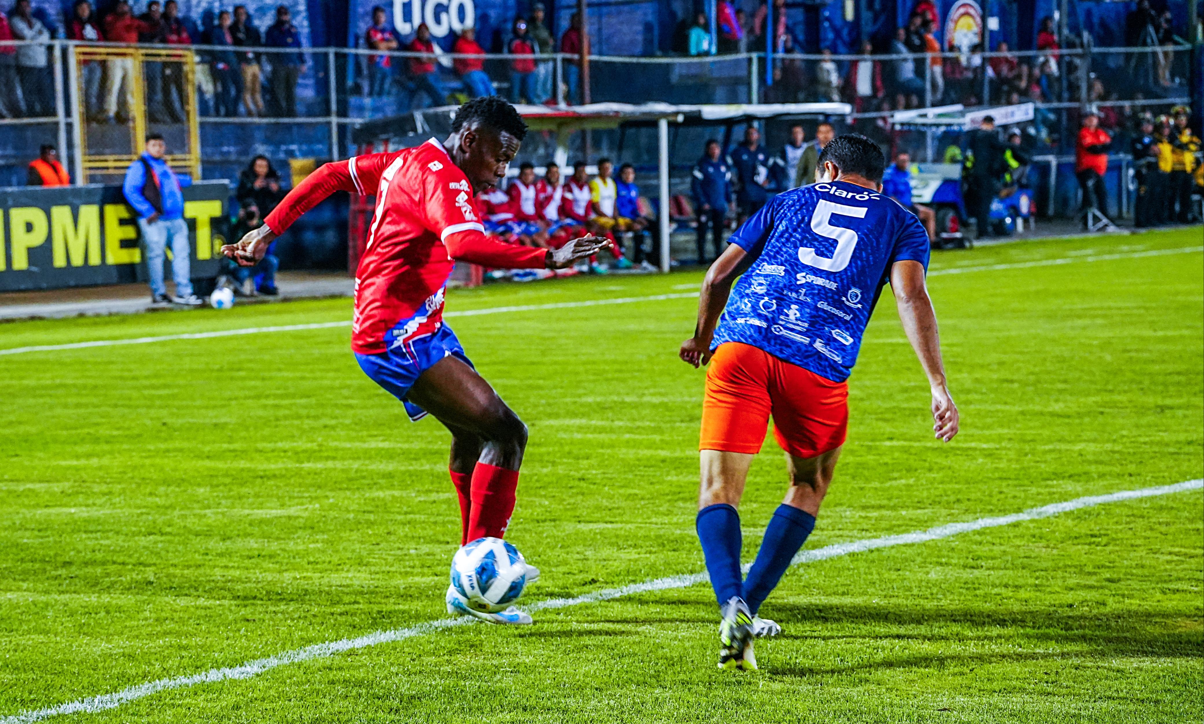 Yilton Díaz de Xelajú MC en uno de los últimos partidos del cuadro de Quetzaltenango.