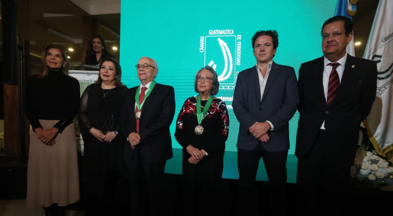 Mario Antonio Sandoval, presidente de Guatevisión, y María Mercedes Girón de Blank, presidenta del Consejo de Administración de Prensa Libre reciben la orden José Isidoro Morales que otorga la Cámara Guatemalteca de Periodismo. (Foto Prensa Libre: Juan Diego González) 