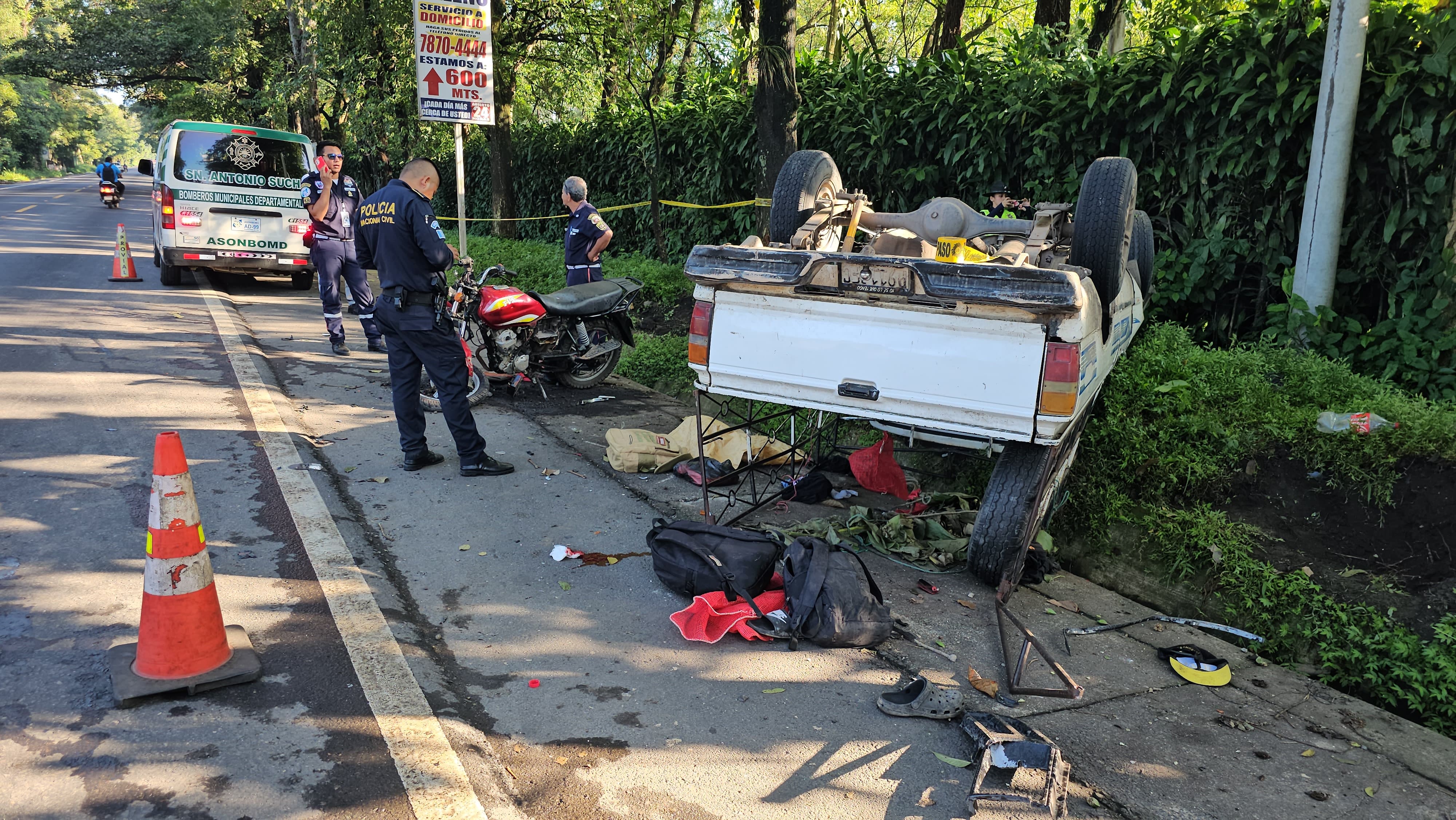 Una Moto Incendiada Y Un Picop Volcado: Accidente Deja Un Muerto Y 11 ...