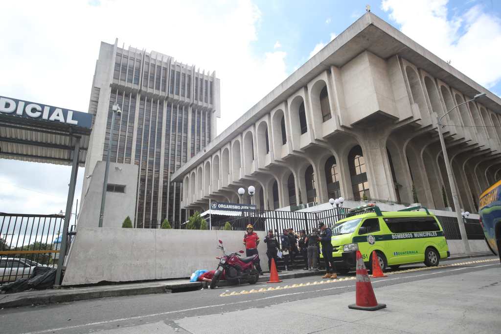 ataque armado frente a torre de Tribunales