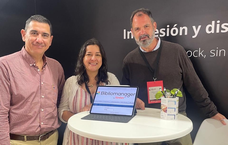 Mario Alejandro Sandoval, gerente de nuevos negocios de Prensa Libre, Diana López, directora de la Asociación Gremial de Editores de Guatemala (AGEG) y Gustavo M. Vorobechik, director ejecutivo de Bibliomanager en la Feria Internacional del Libro de Barcelona durante la presentación del acuerdo de trabajo entre las empresas. (Foto Prensa Libre: cortesía)