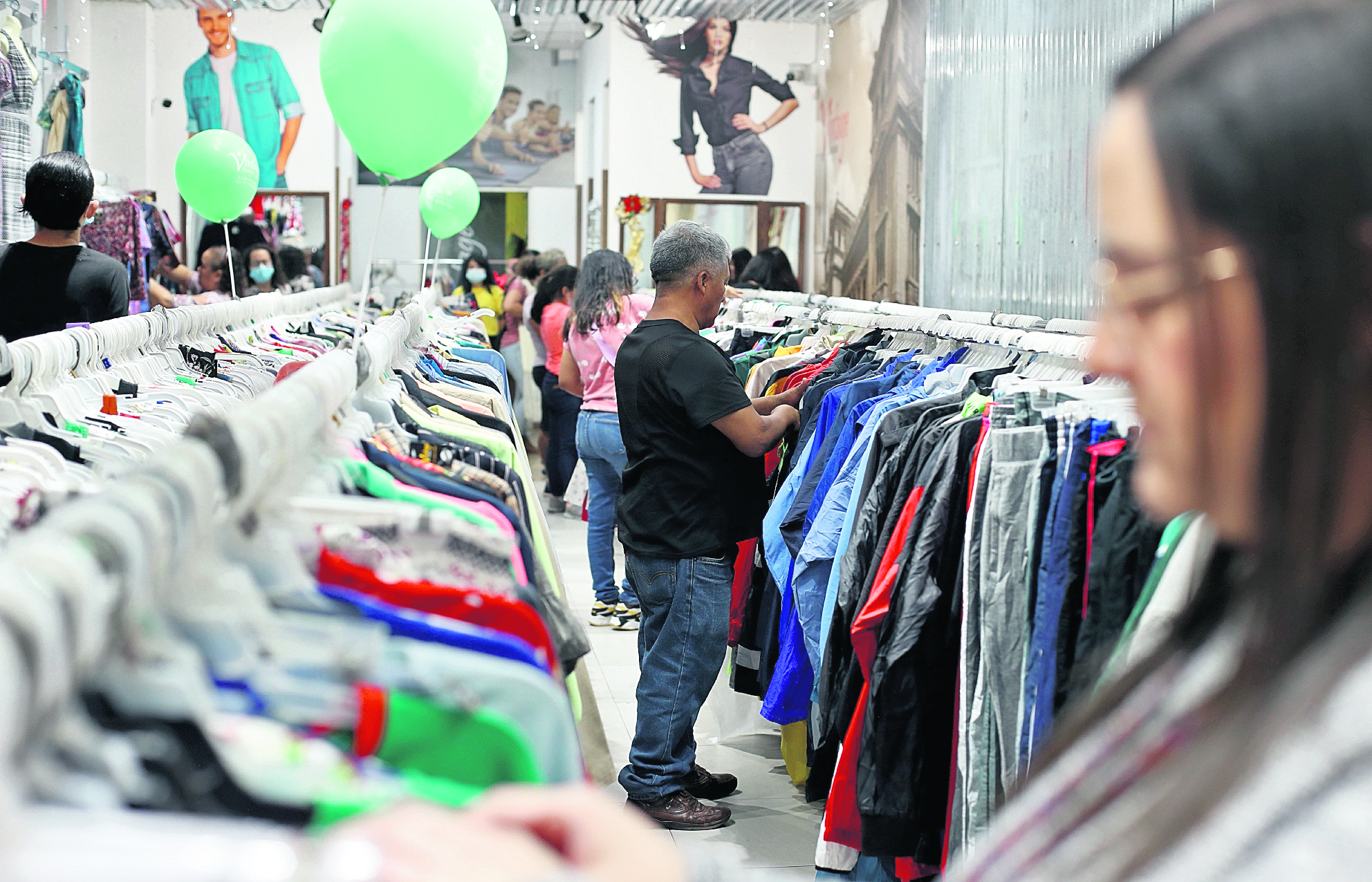 OFERTAS FIN DE AÃO. Se realizÃ³ un breve recorrido en la sexta avenida para observar ofertas en ropa para Ã©stos Ãºltimos dÃ­as del aÃ±o. En la imagen, guatemaltecos compran aprovechando las ofertas de fin de aÃ±o.Juan Diego GonzÃ¡lez. 141222