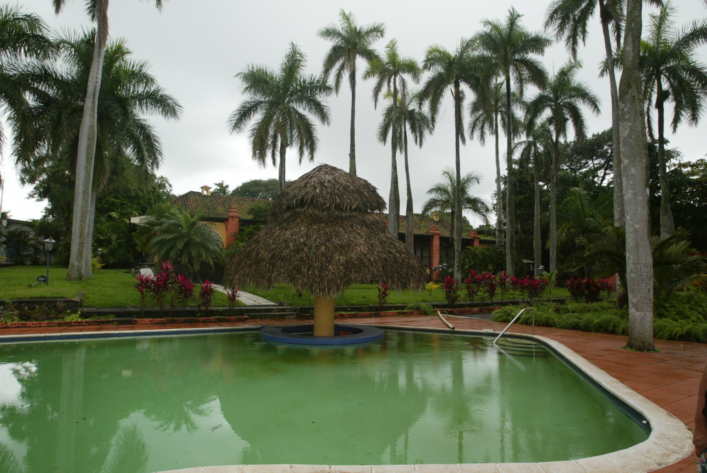 REPORTAJE DE JOVENES EX INTEGRANTES DE LAS DENOMINADAS MARAS  SON REHABILITADOS EN LA FINCA   PRESIDENCIAL SANTO TOMAS UBICADA EN EL DEPARTAMENTO DE ESCUINTLA, QUE LE FUE CEDIDA A  APREDE  ESTA INSTITUCION   ENSEA PANADERIA.COMPUTACION Y LUEGO UTILIZAN LA PICINA QUE SE ENCUNTRA EN LAS INSTALACIONES DE DECHA FINCA  FOTOGRAFIA CORRESPONDIENTE AL EXTERIOR DE LA FINCA