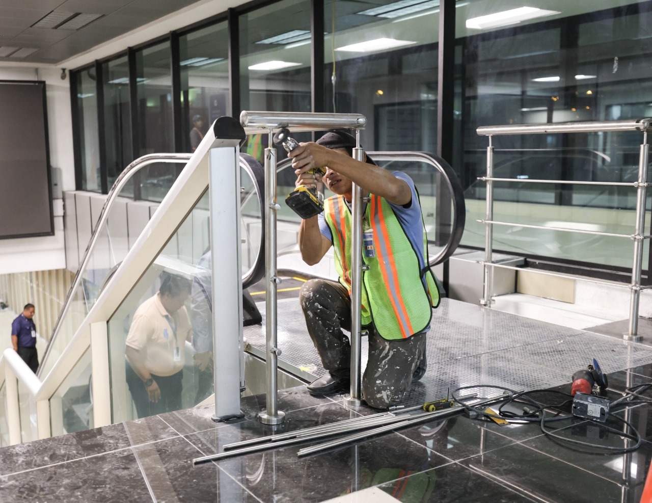 Las cuatro gradas eléctricas ya instaladas en el Aeropuerto Internacional La Aurora aún requieren ajustes y la finalización de detalles. (Foto, Prensa Libre: cortesía DGAC)