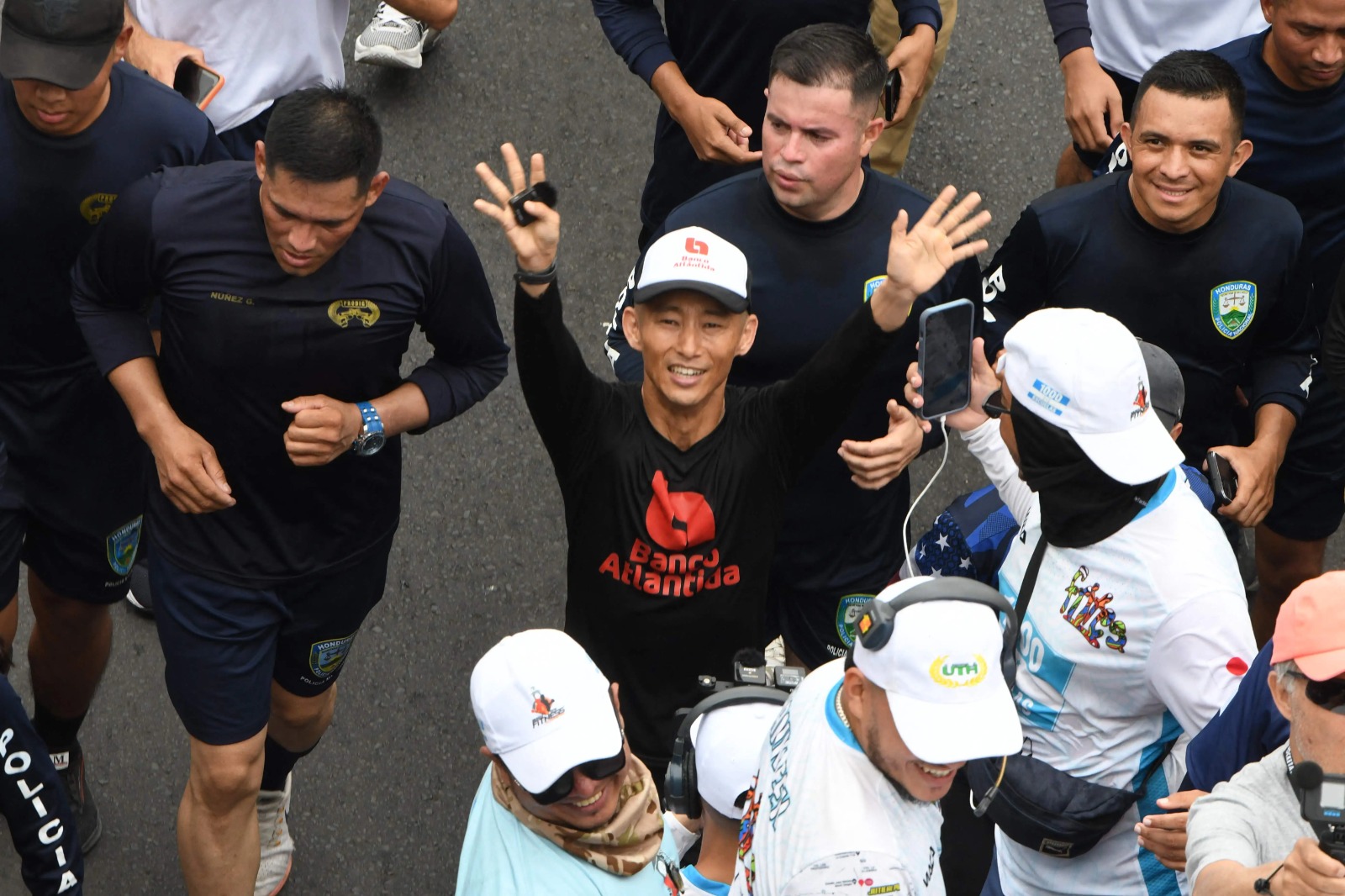 El influencer Shin Fujiyama recorriendo Tegucigalpa, el 18 de abril de 2024. Su meta es recaudar fondos para construir escuelas en Honduras.