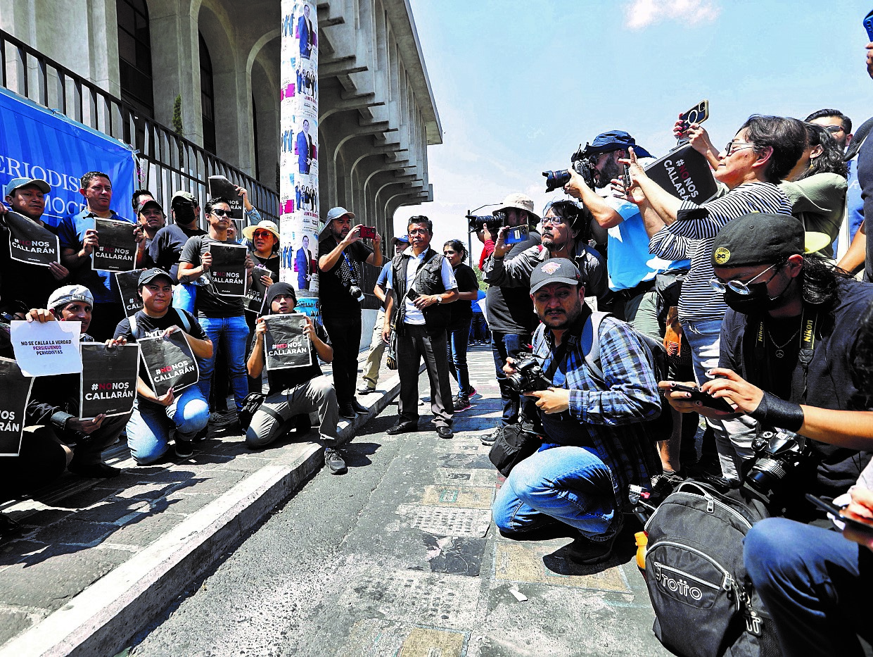 Periodistas y activistas protestan contra la censura y la persecución a periodistas en Guatemala.

Fotografía Prensa Libre: María José Bonilla
Fecha: 04/03/2023